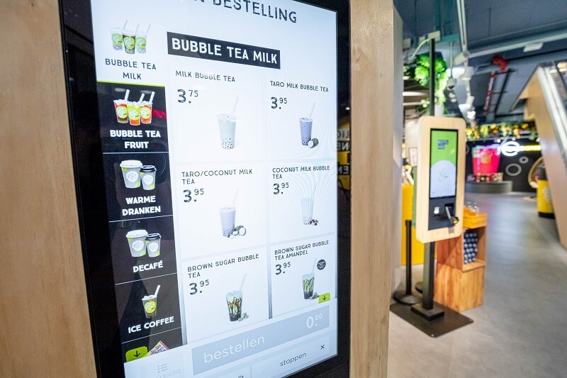 Essence Self-order Kioske bei Xenos Hoog Catharijne Utrecht